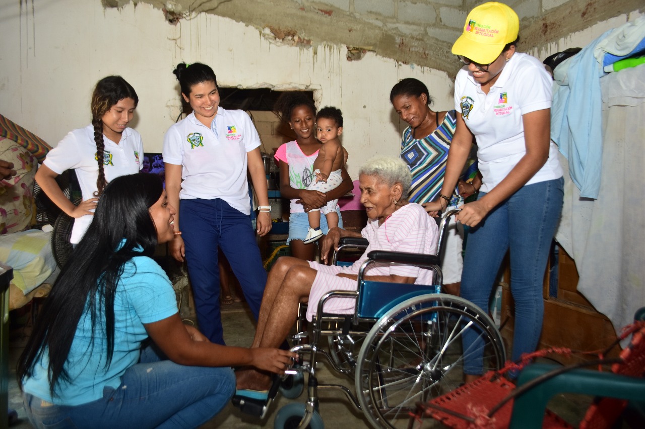 entrega de ayudas técnicas a los adultos mayores con discapacidad física