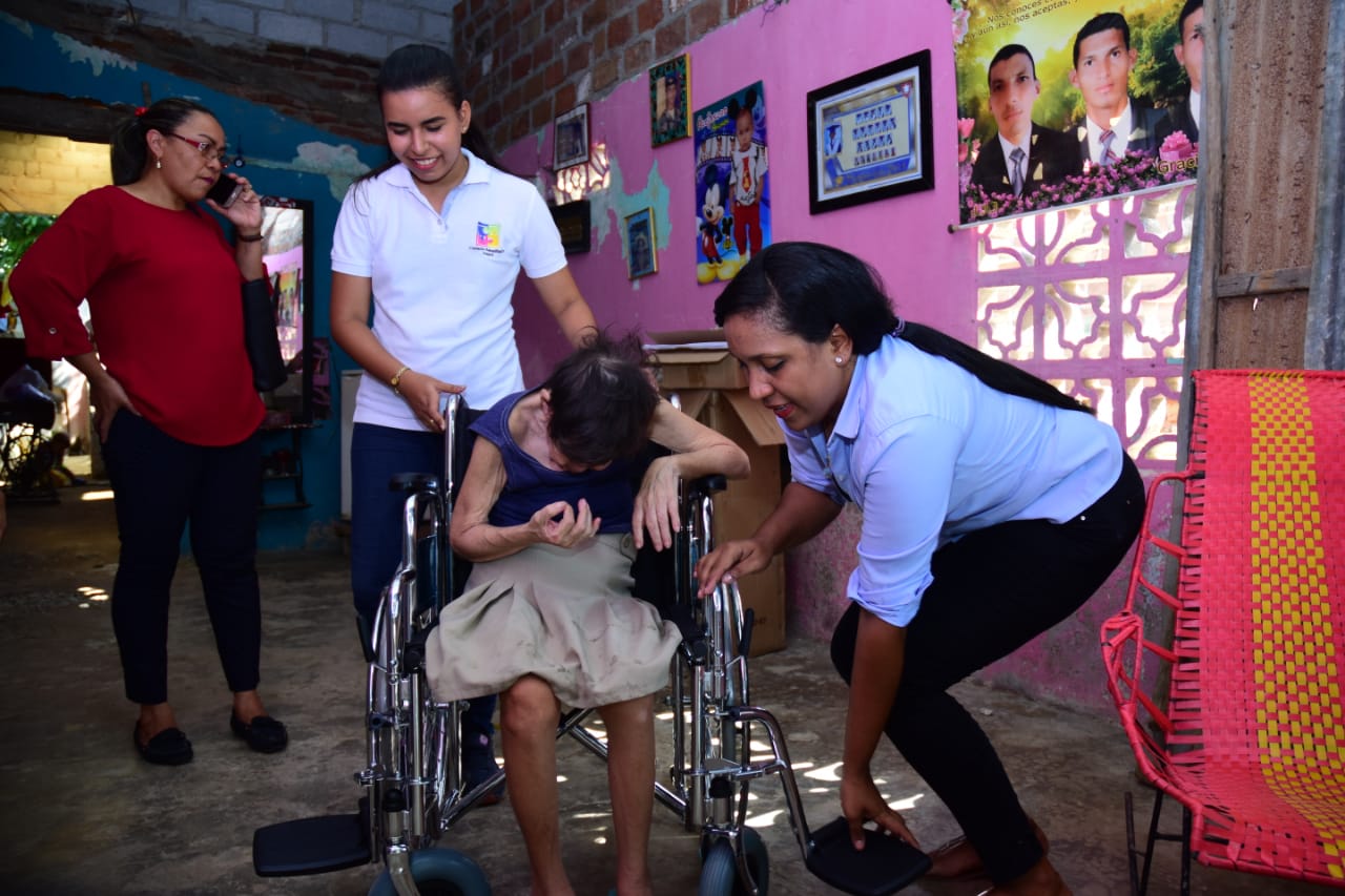 Entrega de sillas de ruedas para adultos mayores