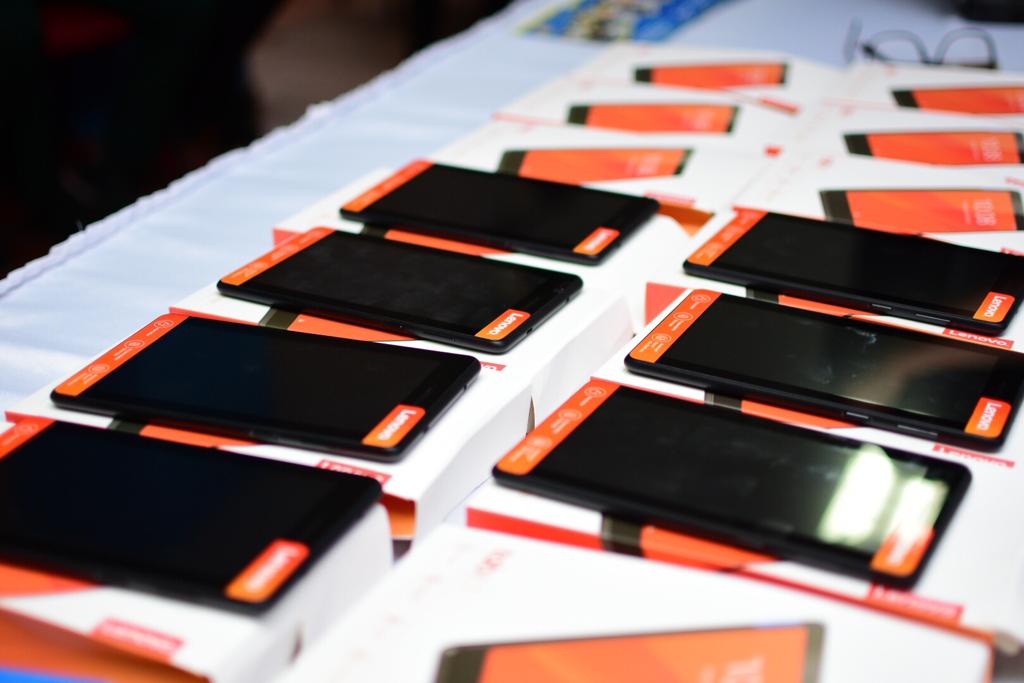 Entregas de tabletas electrónicas a estudiantes con discapacidad auditiva