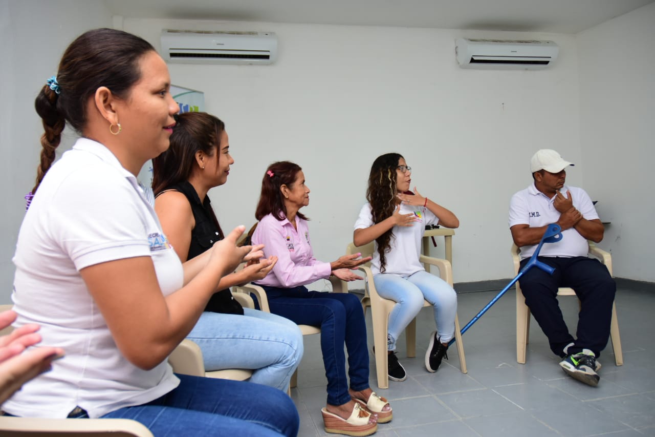 Talleres de acercamiento en lengua de señas colombiana para servidores públicos