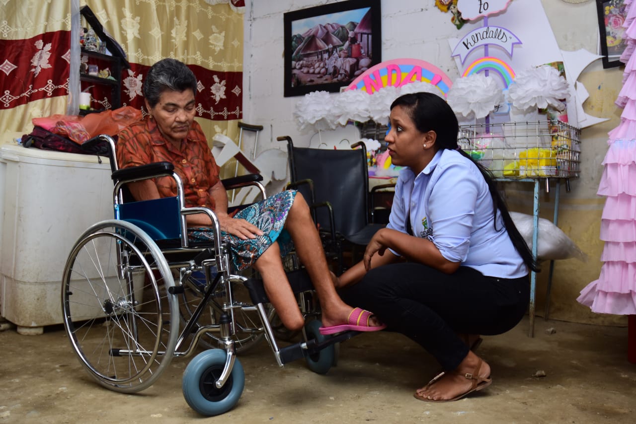 Entrega de sillas de ruedas para adultos mayores