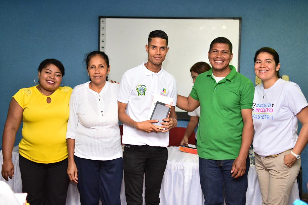 Entregas de tabletas electrónicas a estudiantes con discapacidad auditiva