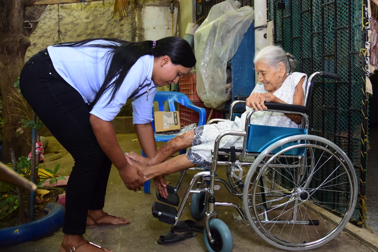 Entrega de sillas de ruedas para adultos mayores