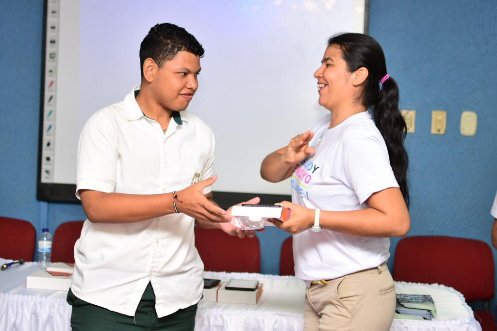 Entregas de tabletas electrónicas a estudiantes con discapacidad auditiva