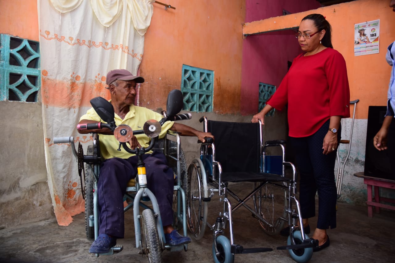 Entrega de sillas de ruedas para adultos mayores