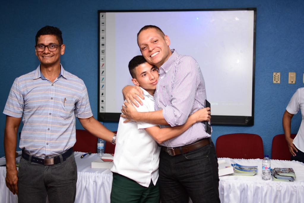Entregas de tabletas electrónicas a estudiantes con discapacidad auditiva