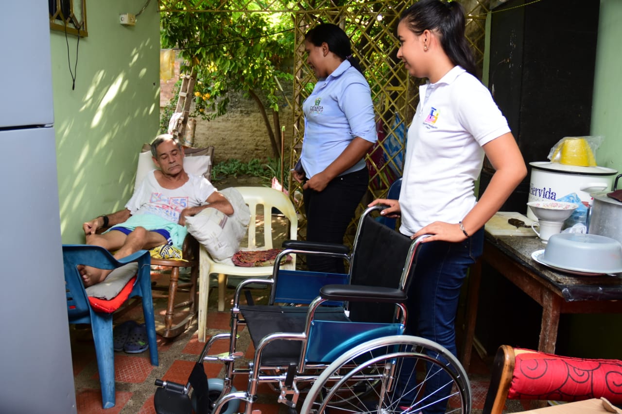 Entrega de sillas de ruedas para adultos mayores
