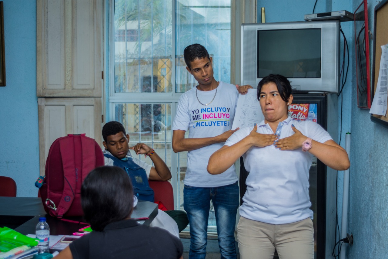 Talleres de alfabetización digital para estudiantes con discapacidad auditiva