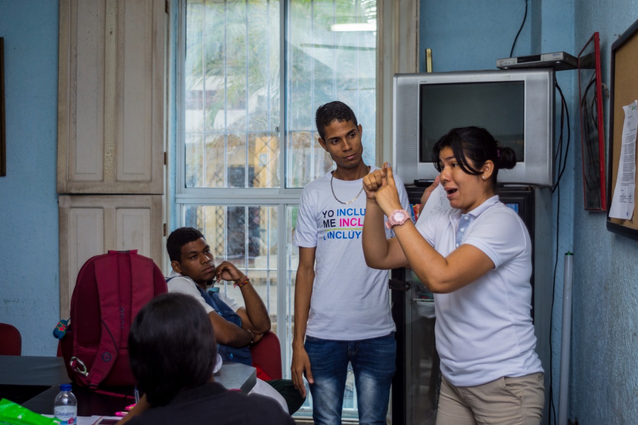 Talleres de alfabetización digital para estudiantes con discapacidad auditiva